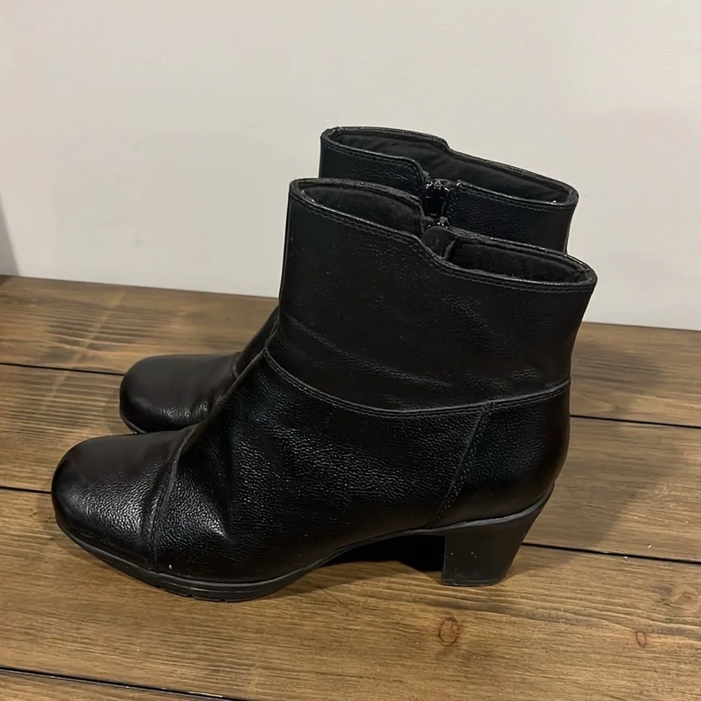 Clark’s black leather 2.5” heeled booties size 9M